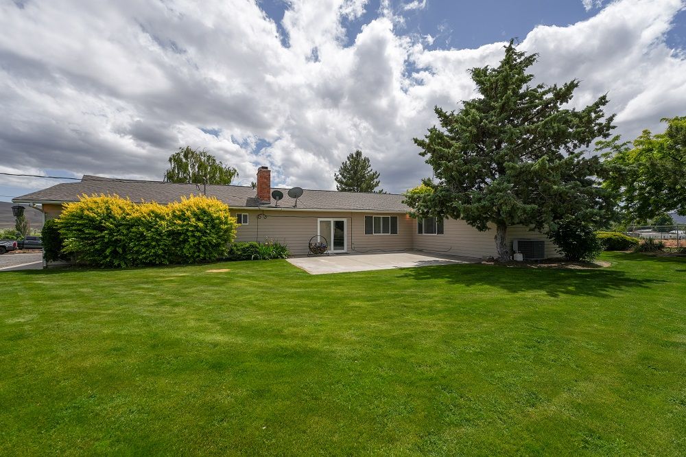 Peaceful Country Living With Panoramic Views!