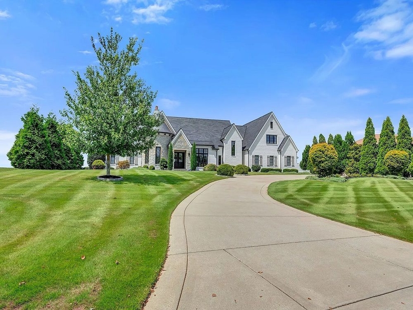 Stately Avalon Estate With 180° Hilltop Views
