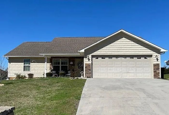 Well Kept Home In Sevierville..... ONE Level Home Is A Must See!