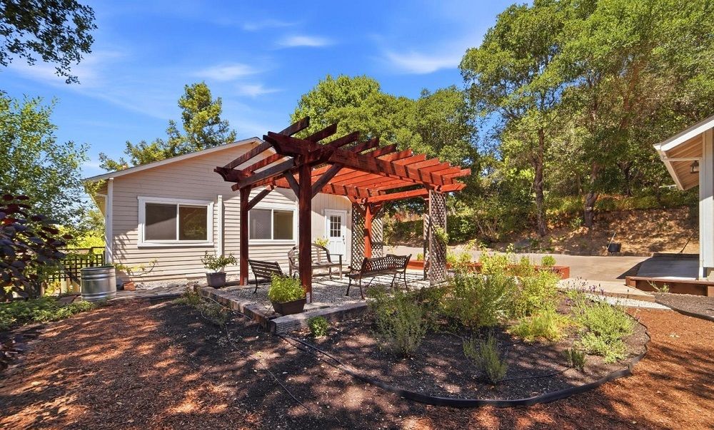 Charming Sebastopol Country Setting
