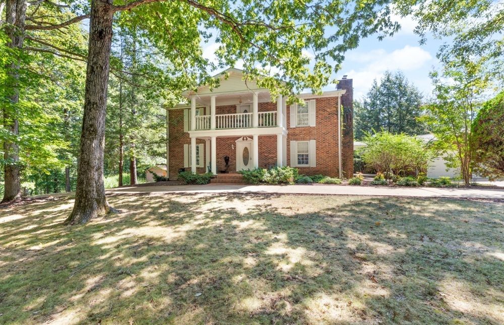 Luxury Estate On 104 Acres