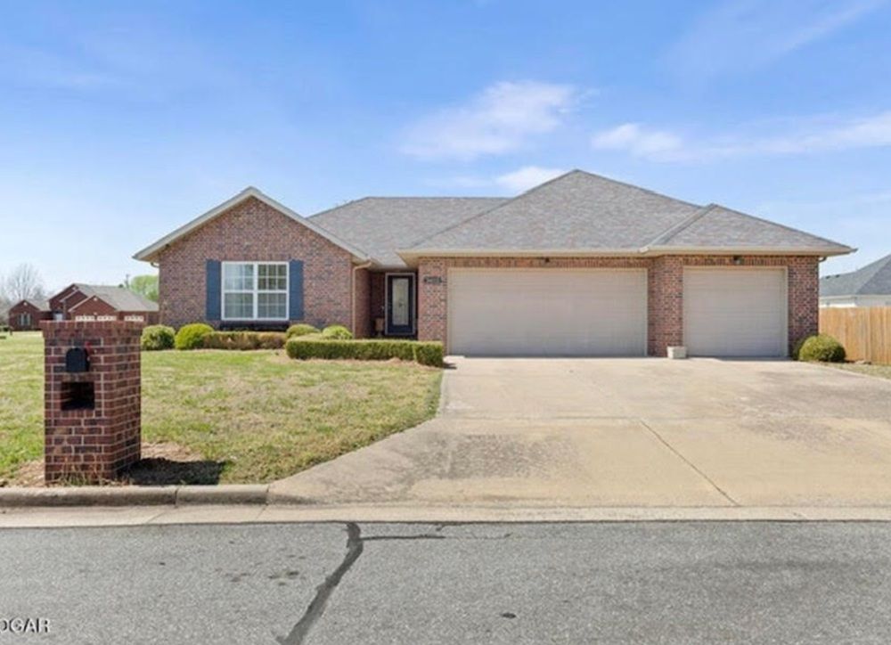 3402 N Ozark Ct