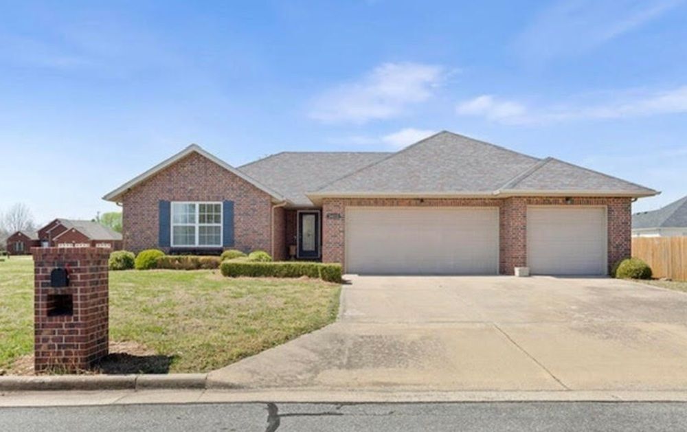 Lakefront With Amenities Galore