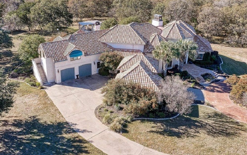 Move-In Ready Furnished Retreat With Pool