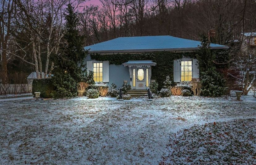 Exclusive Escarpment Estate Close To Downtown
