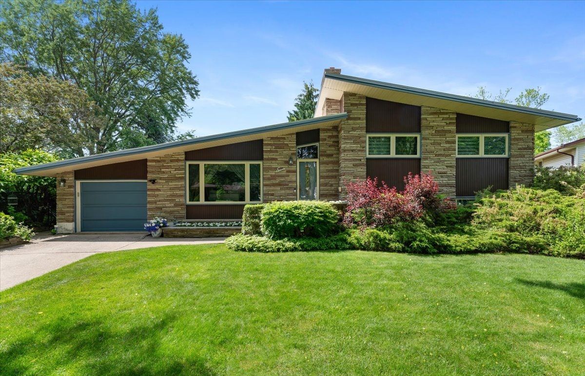 Custom Mid-Century Modern Home Huge Pie-Shaped Lot 165 X 175