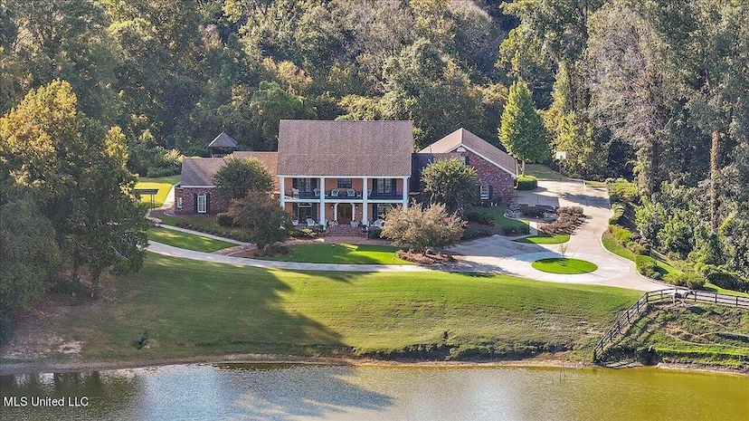 Stunning Excecutive Home Located In Amazing Area