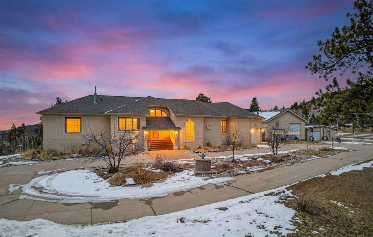 Stunning Home In Private Colorade Landscape