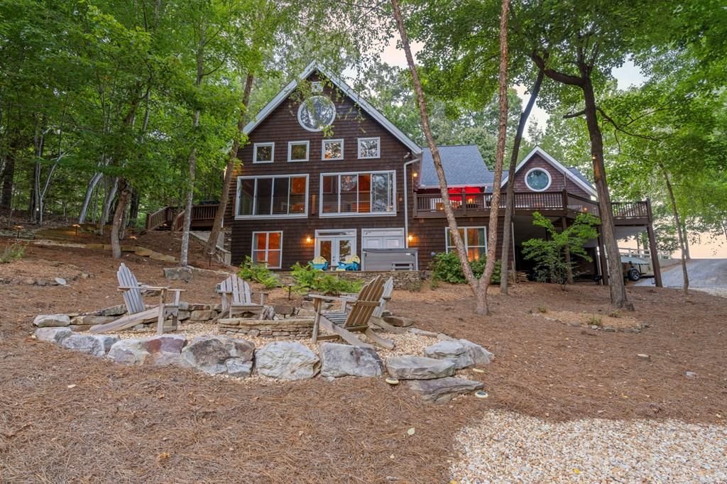 Stunning Lakefront Views