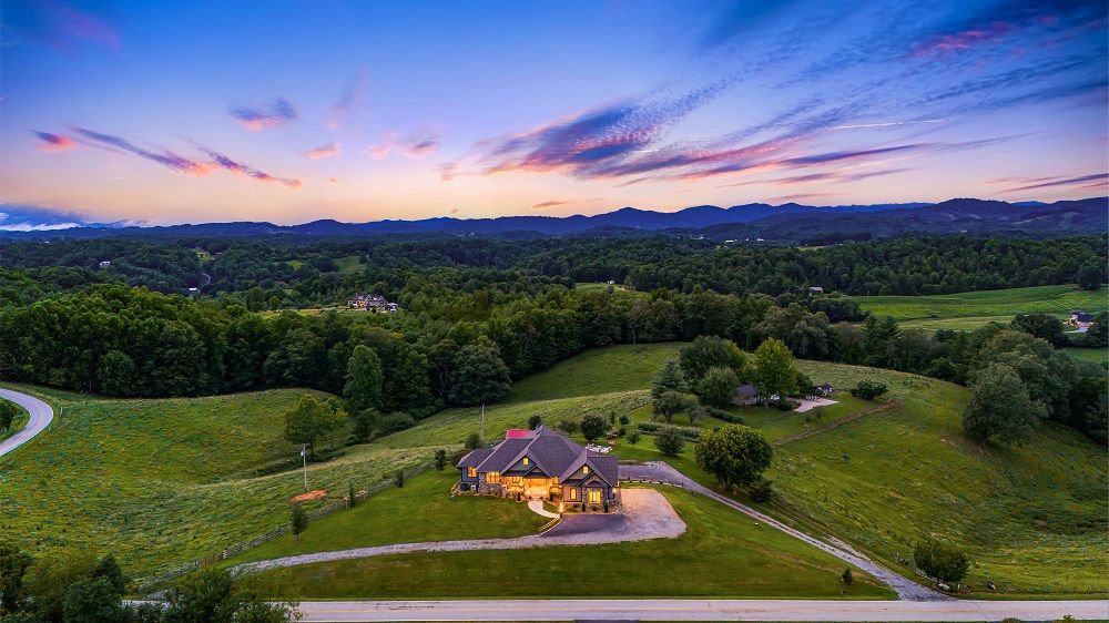 Luxury Mountain Retreat With Dual Living Spaces