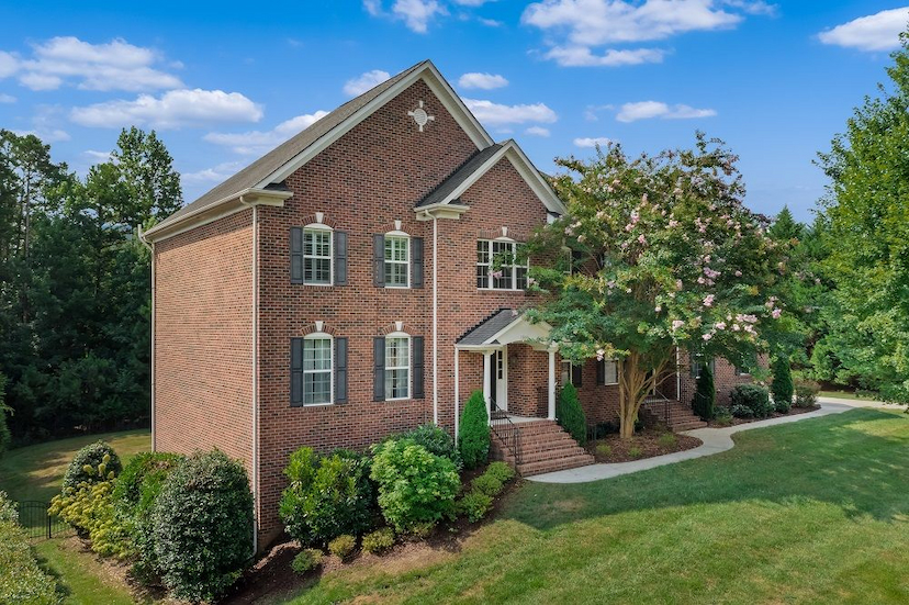 Stunning Home - (1040 Lake Forest Dr)