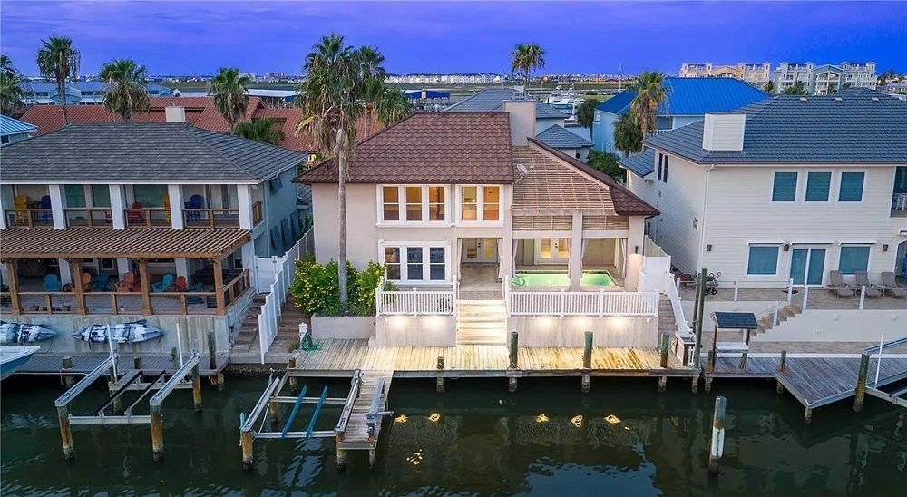 Amazing Waterfront Home In Island Moorings