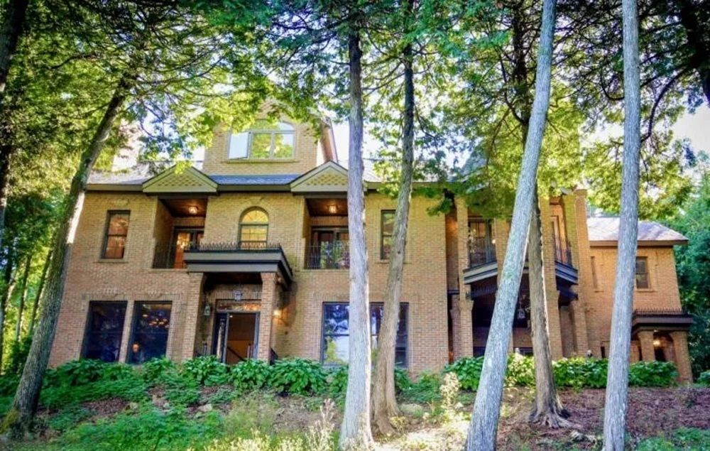 2796 Lakeshore Drive
