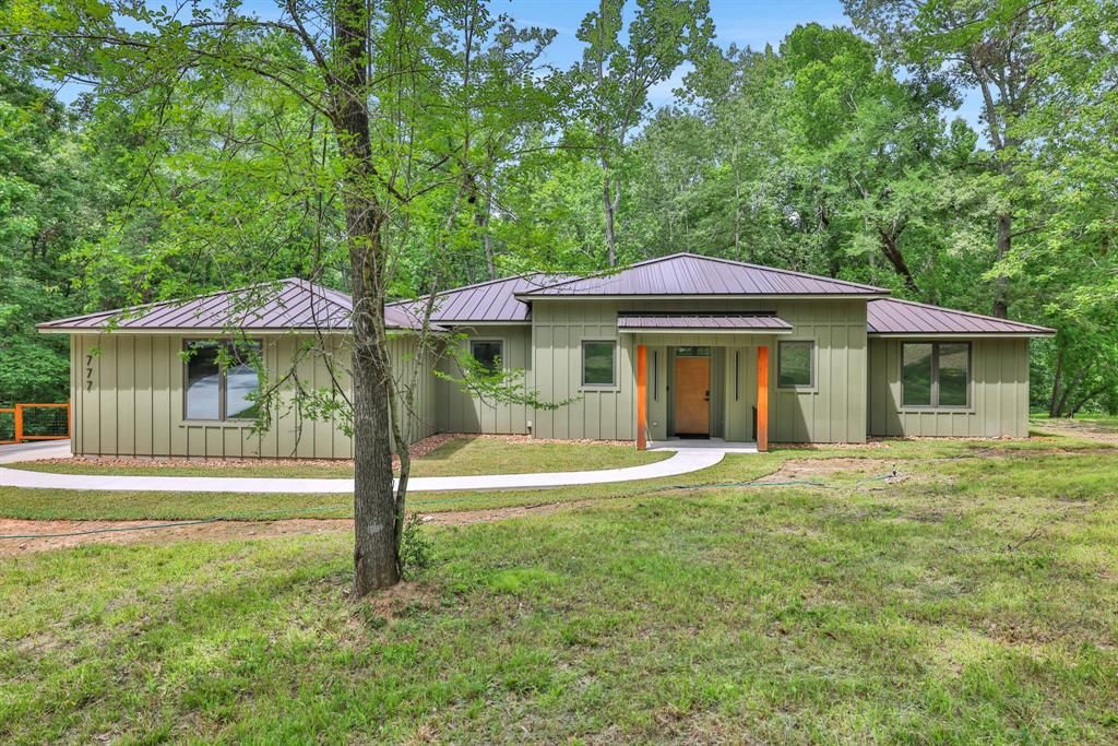 Smart Living Meets Serene Lake Livingston Retreat