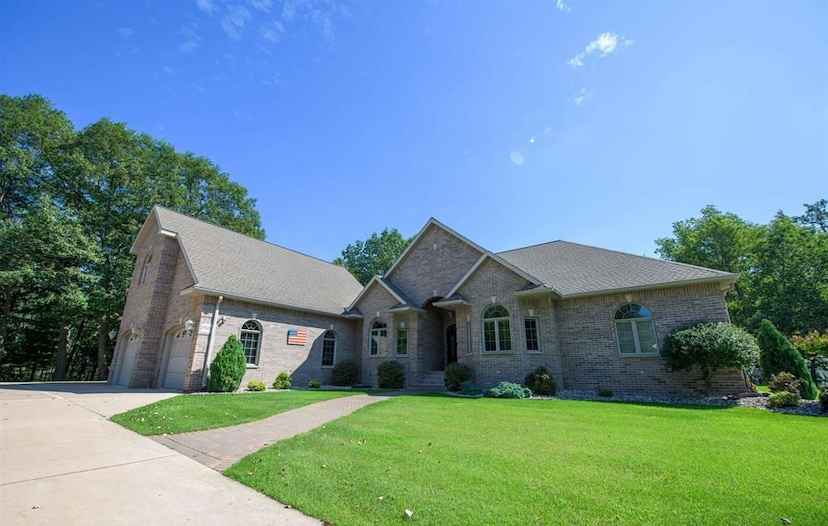 Executire Bluff-Edge Home With Stunning Lake Michigan Views