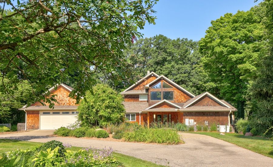 Chalet-Style Residence