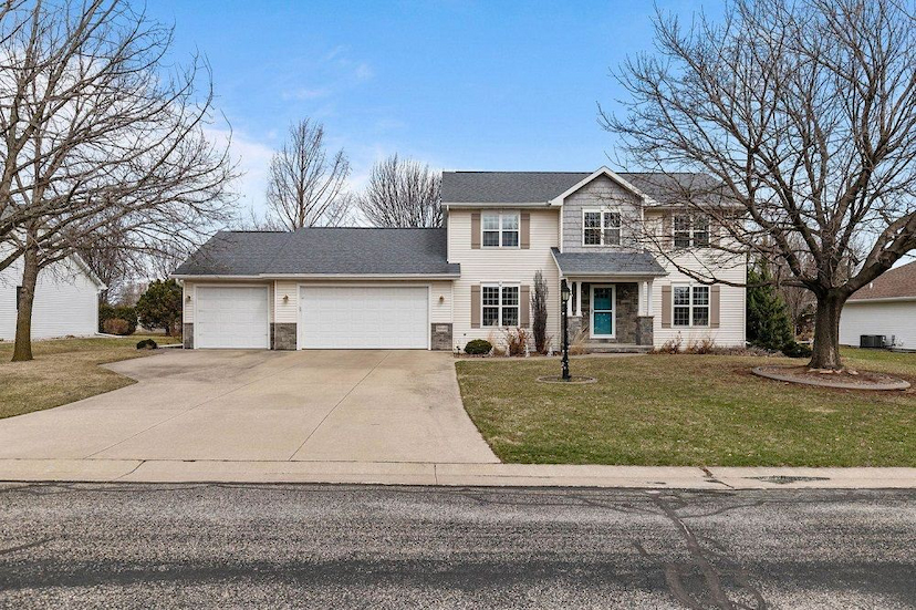 Spacious Home In A Sough-After Neighborhood