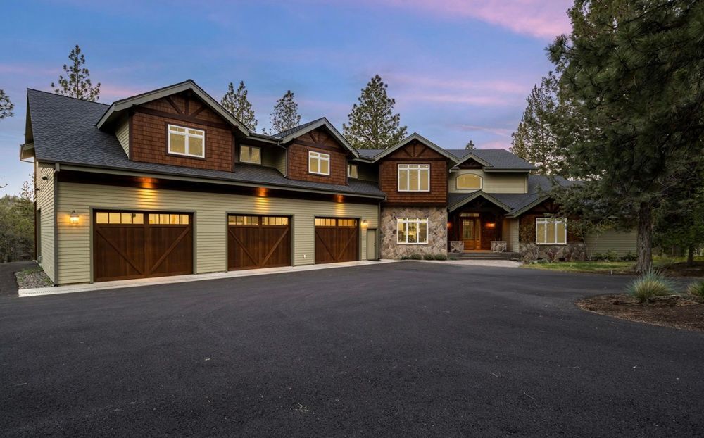 Cascade Range Estate With Expansive Shop & Panoramic Views