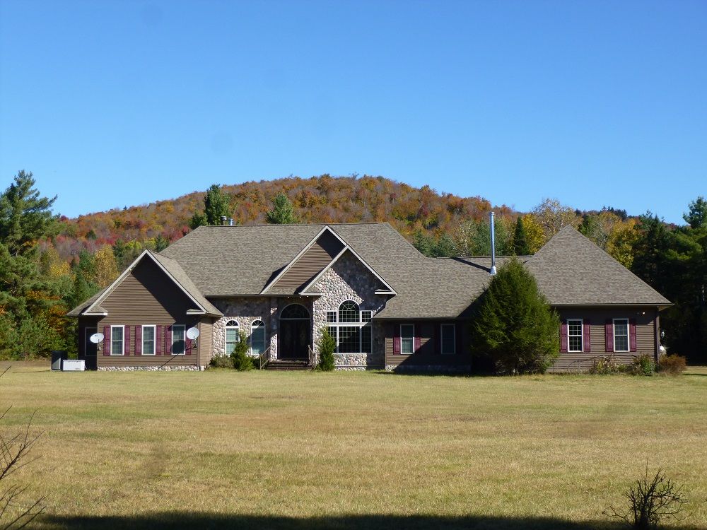 Rare Find!!! Country Home