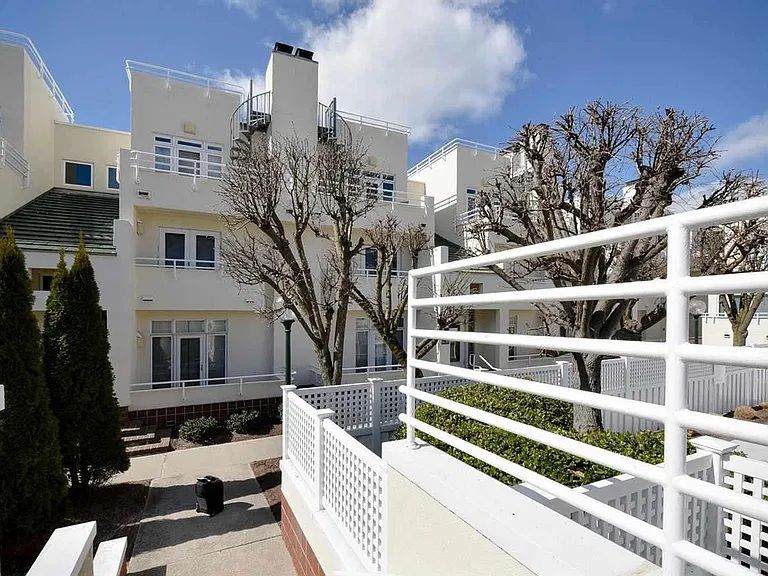 7701 Atlantic Ave Apt 60