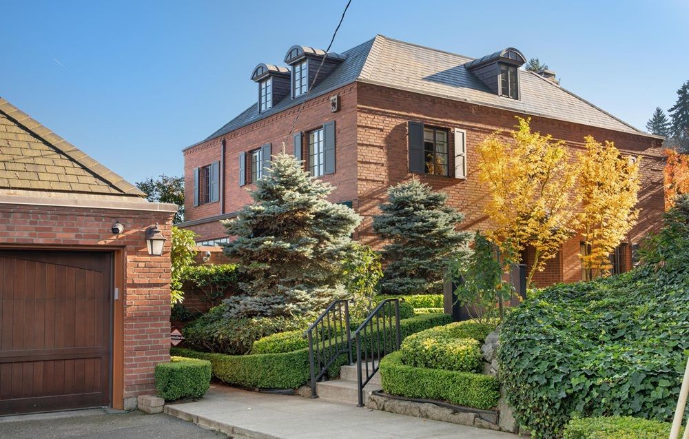 Sweeping Views In Portland Heights