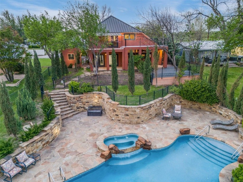2450 River Oaks Dr