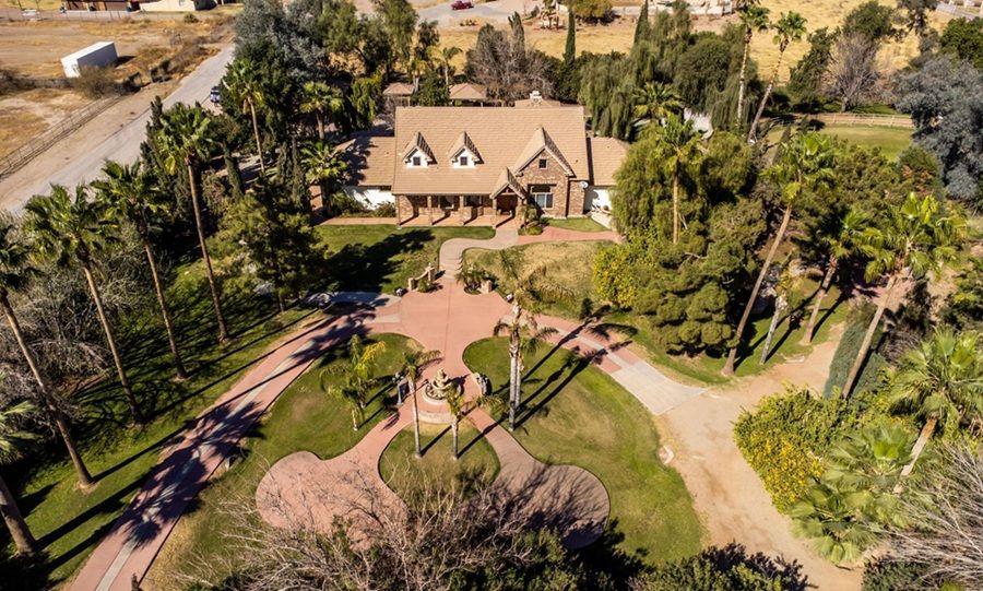 Country Elegance Meets Entertainer’s Dream
