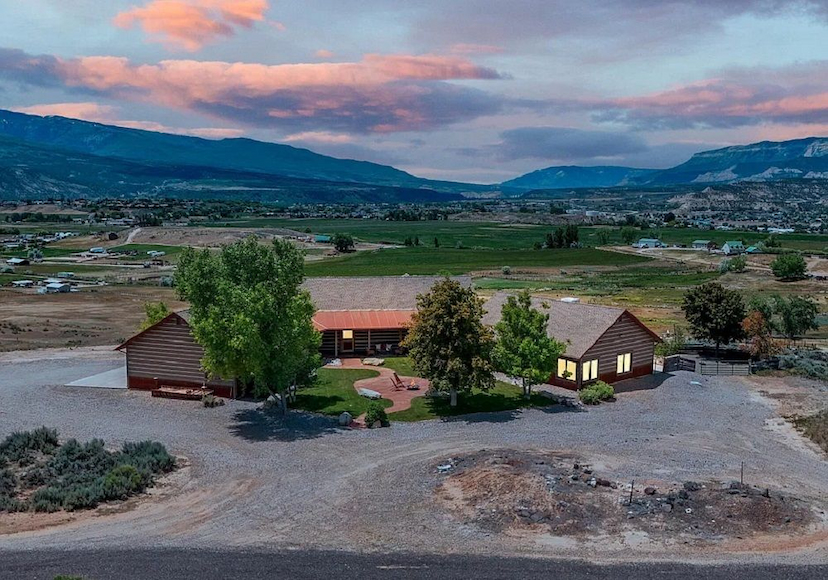 Spacious Retreat With Panoramic Views
