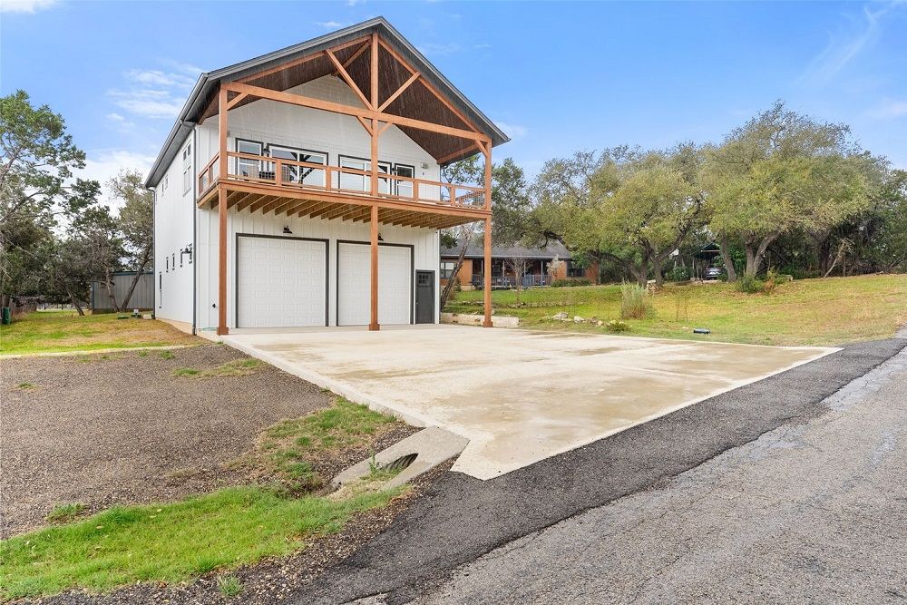 3160 Lakeview Dr