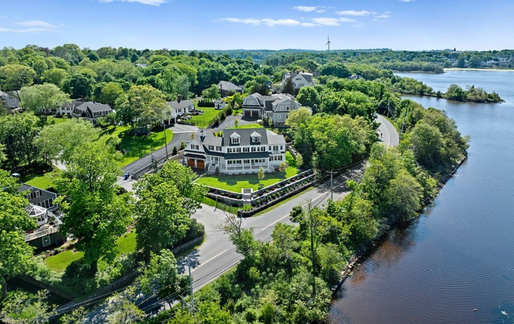 Stunning Views Of Straits Pond