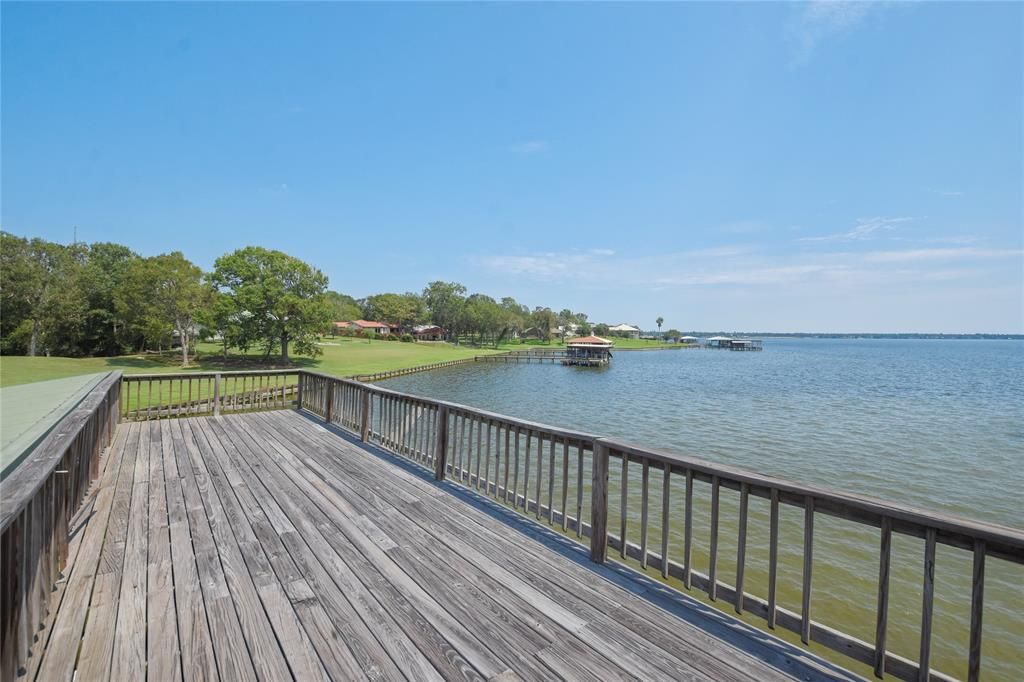 Lakefront Retreat Oasis