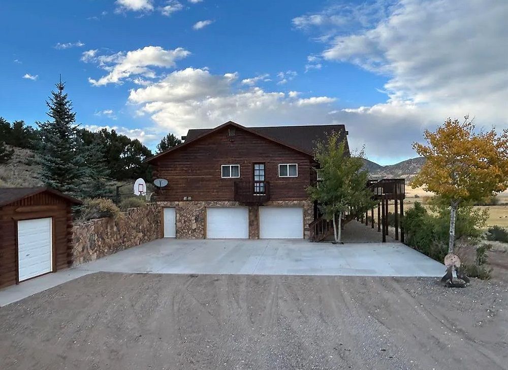 Hilltop Home With Mountain Views