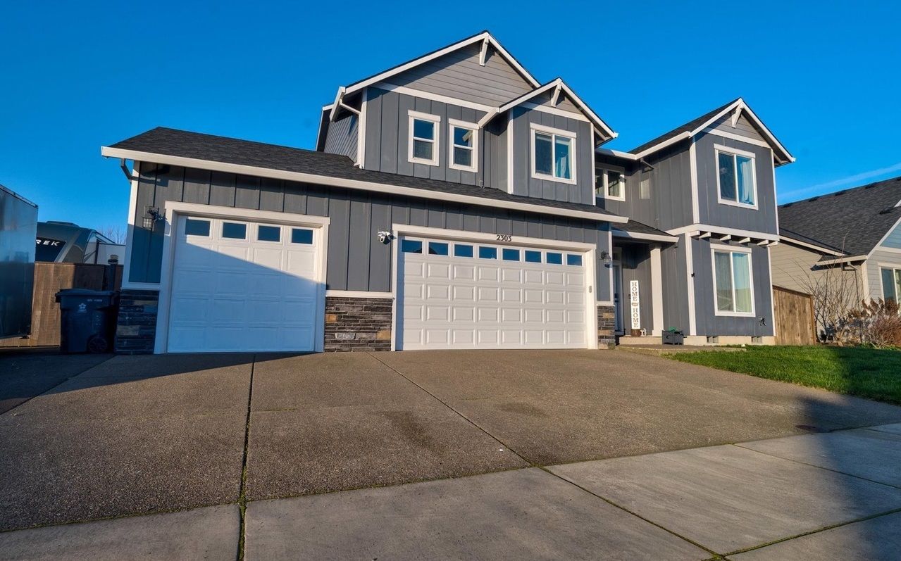 Spacious Home In Wonder Ful Neighborhood!