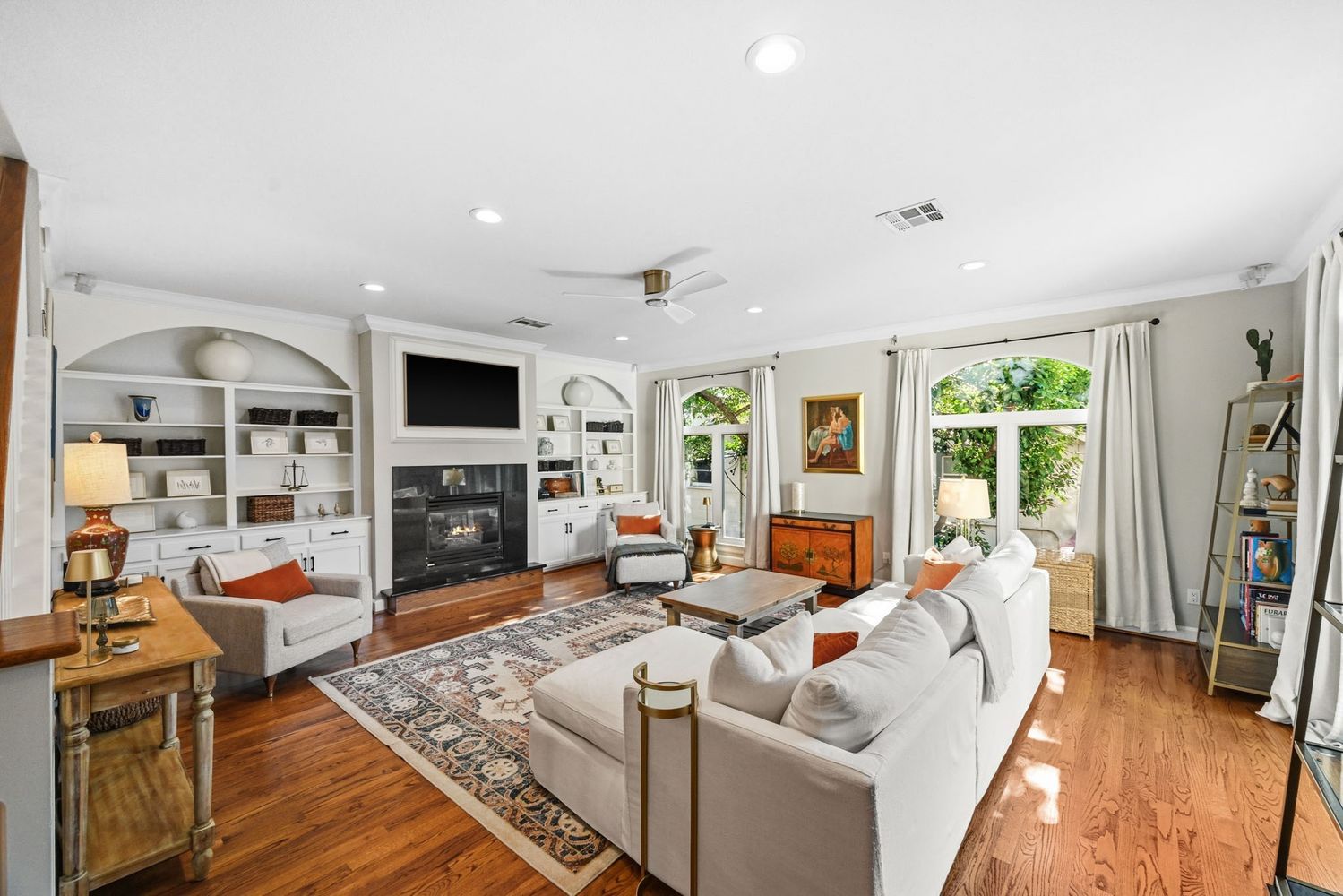 404 W Saulnier St