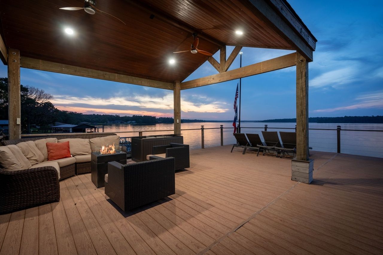 Private Lakefront Living