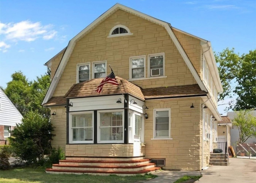 Stunning Renovated Colonial Near Garden City