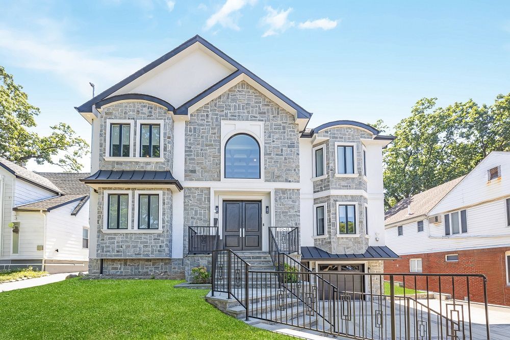 Elegant Holliswood Retreat
