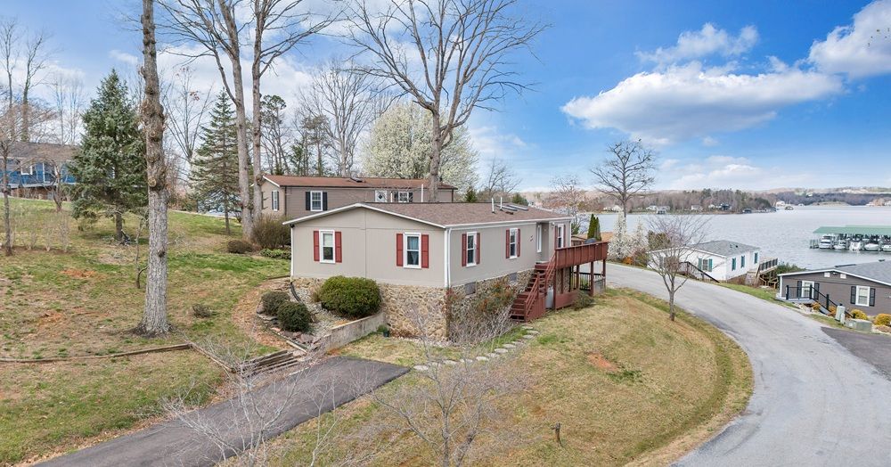 Smith Mountain Lake Living