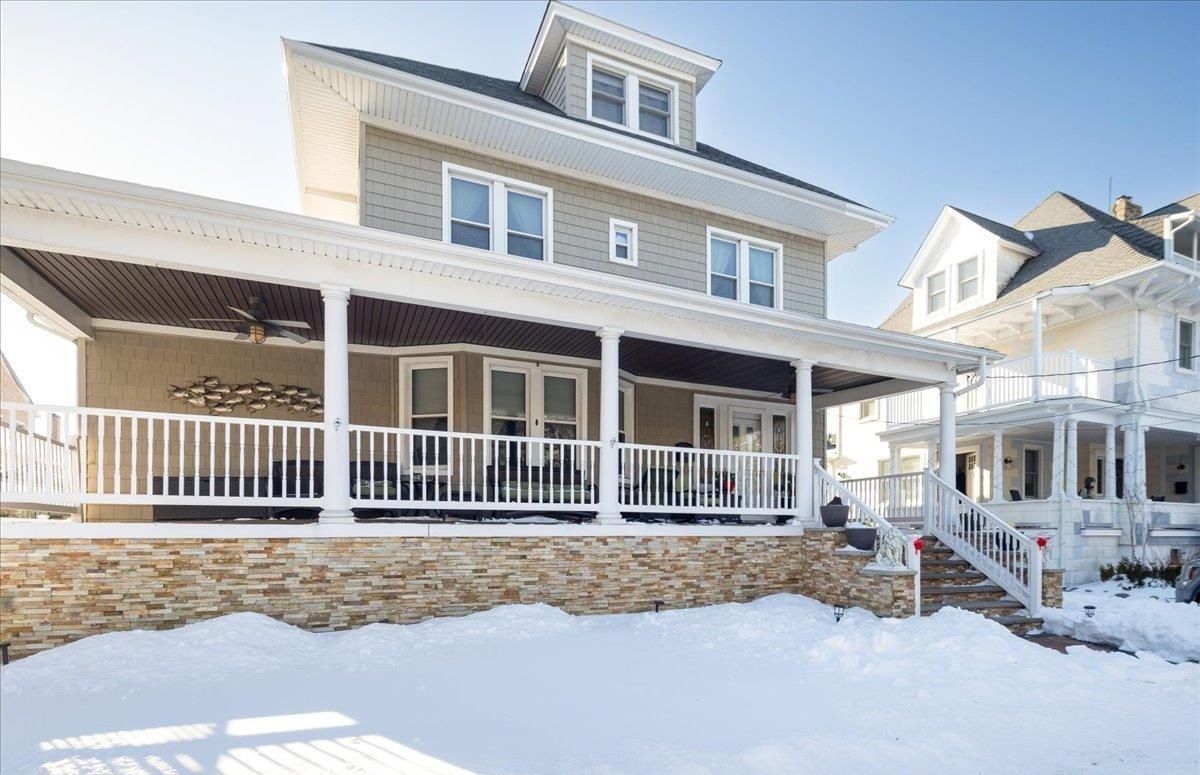 Stately Victorian Home One Block From Beach