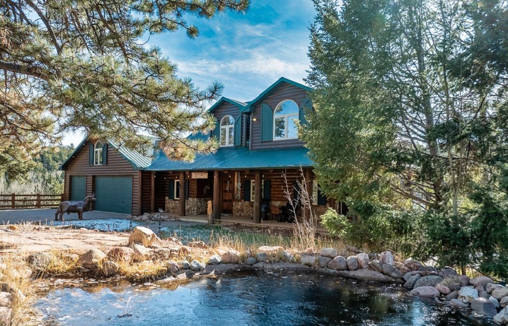 Mountain Log Home With Stunning Views
