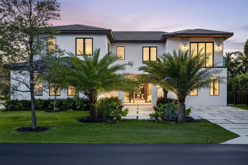 An Estate Of Distinction In Pinecrest