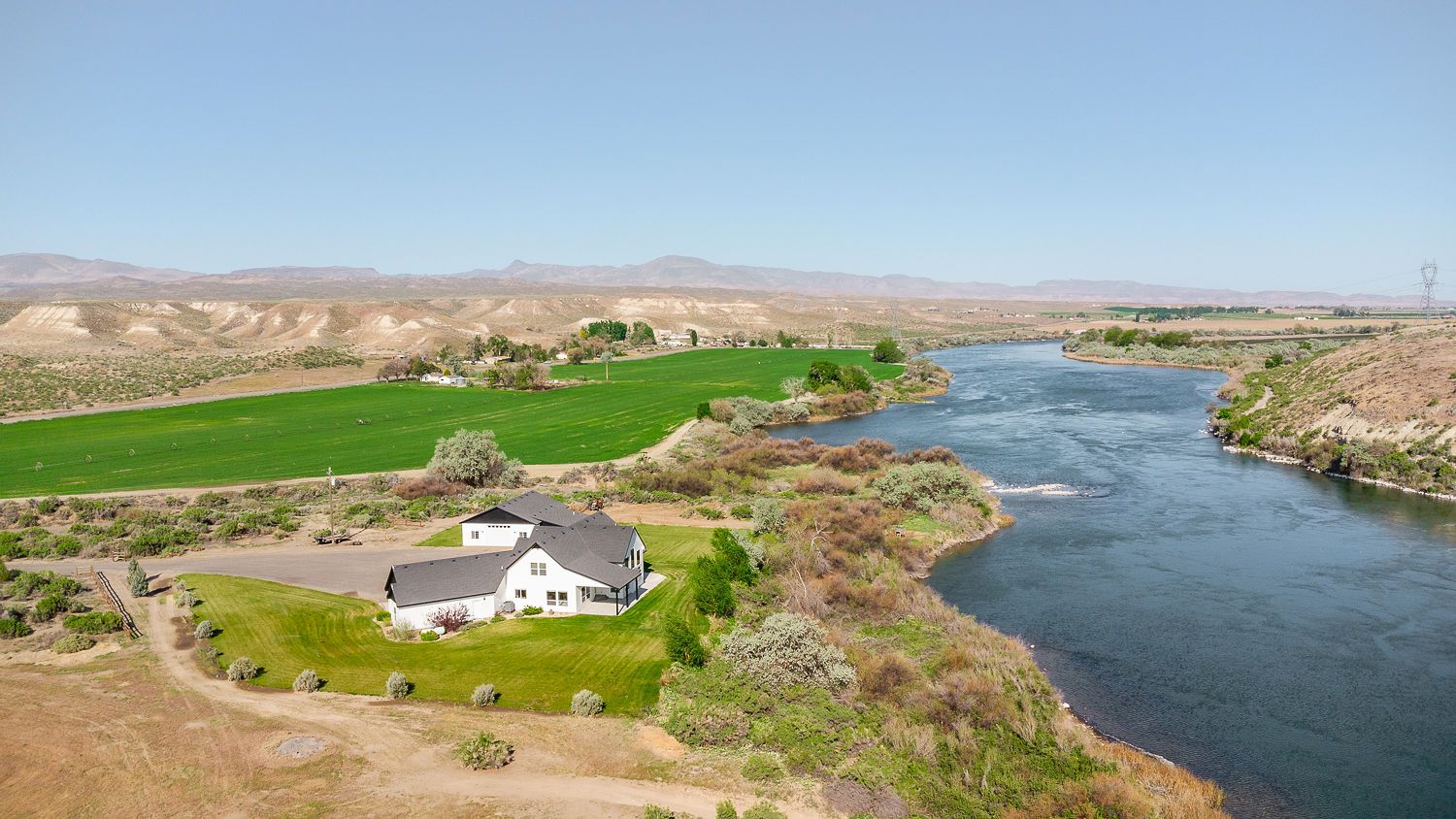 Estate House And Separate Living Quarters Pristine River Frontage Home On 10 Acres