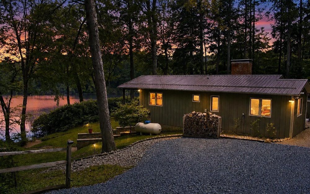 Your Dream Lakefront Escape Awaits