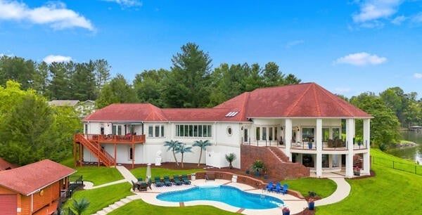 Lakefront Living