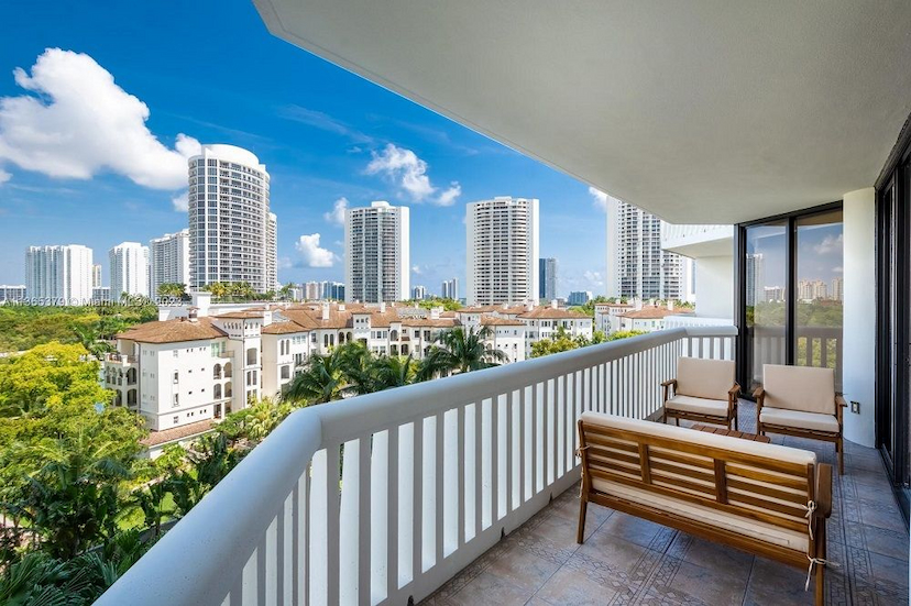 2000 Island Blvd Apt 805
