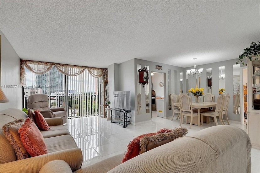17021 N Bay Rd 918