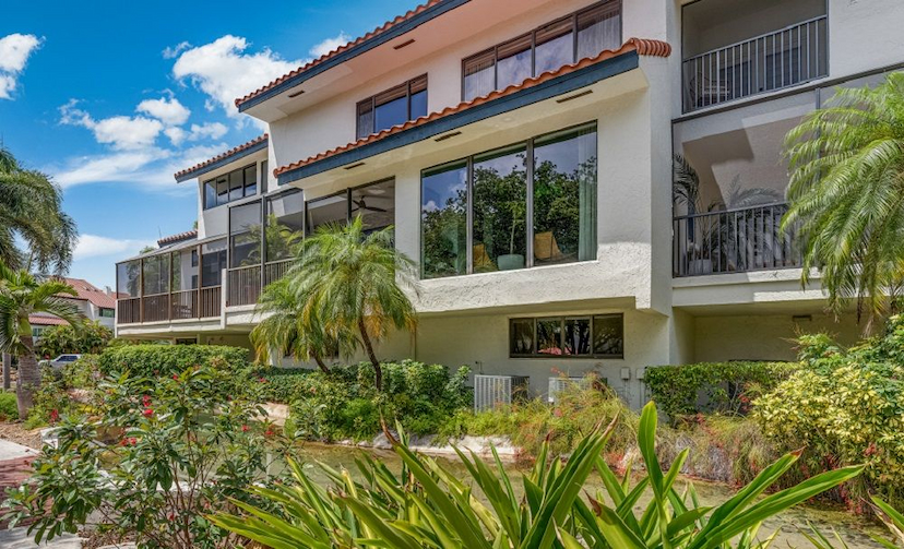 Luxurious Waterfront Townhouse With A Boat Slip Included