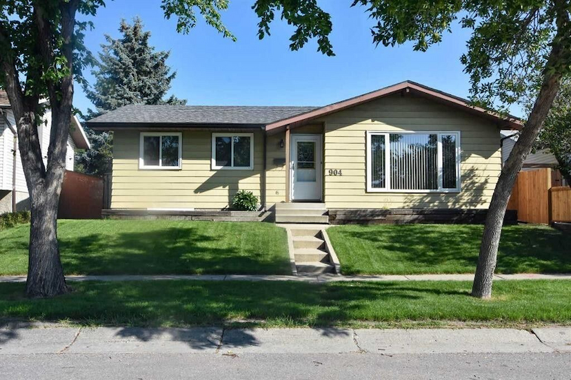 904 Abbotsford Drive NE
