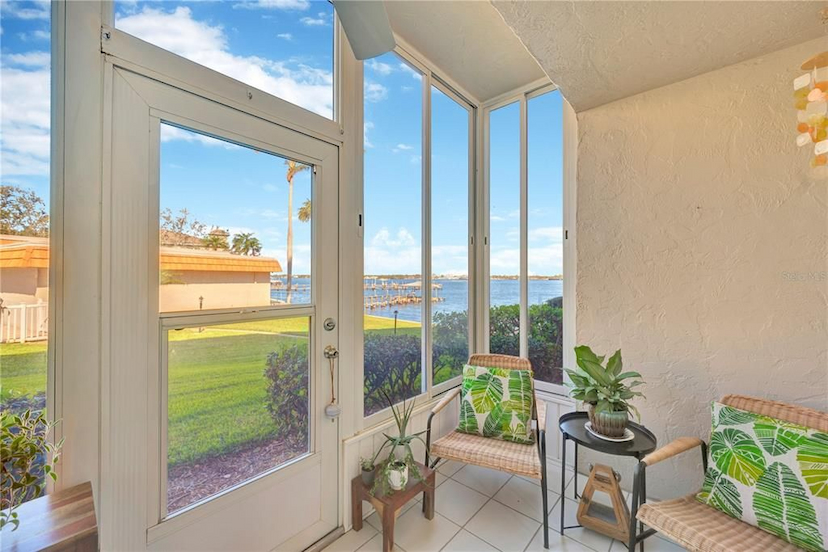 Immaculate Waterfront Condo On The Manatee River