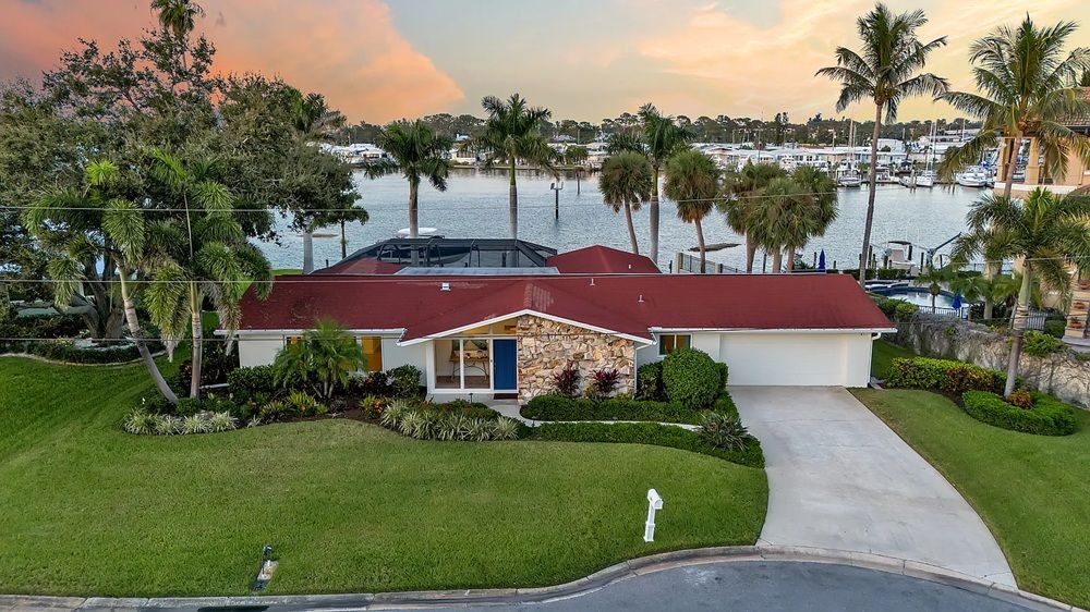 Waterfront Living On Historic Venice Island